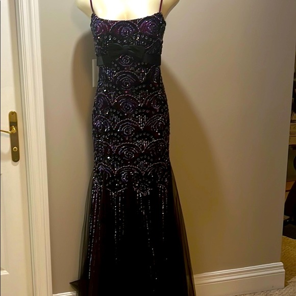 NWOT stunning long sequinned gown - Picture 3 of 6